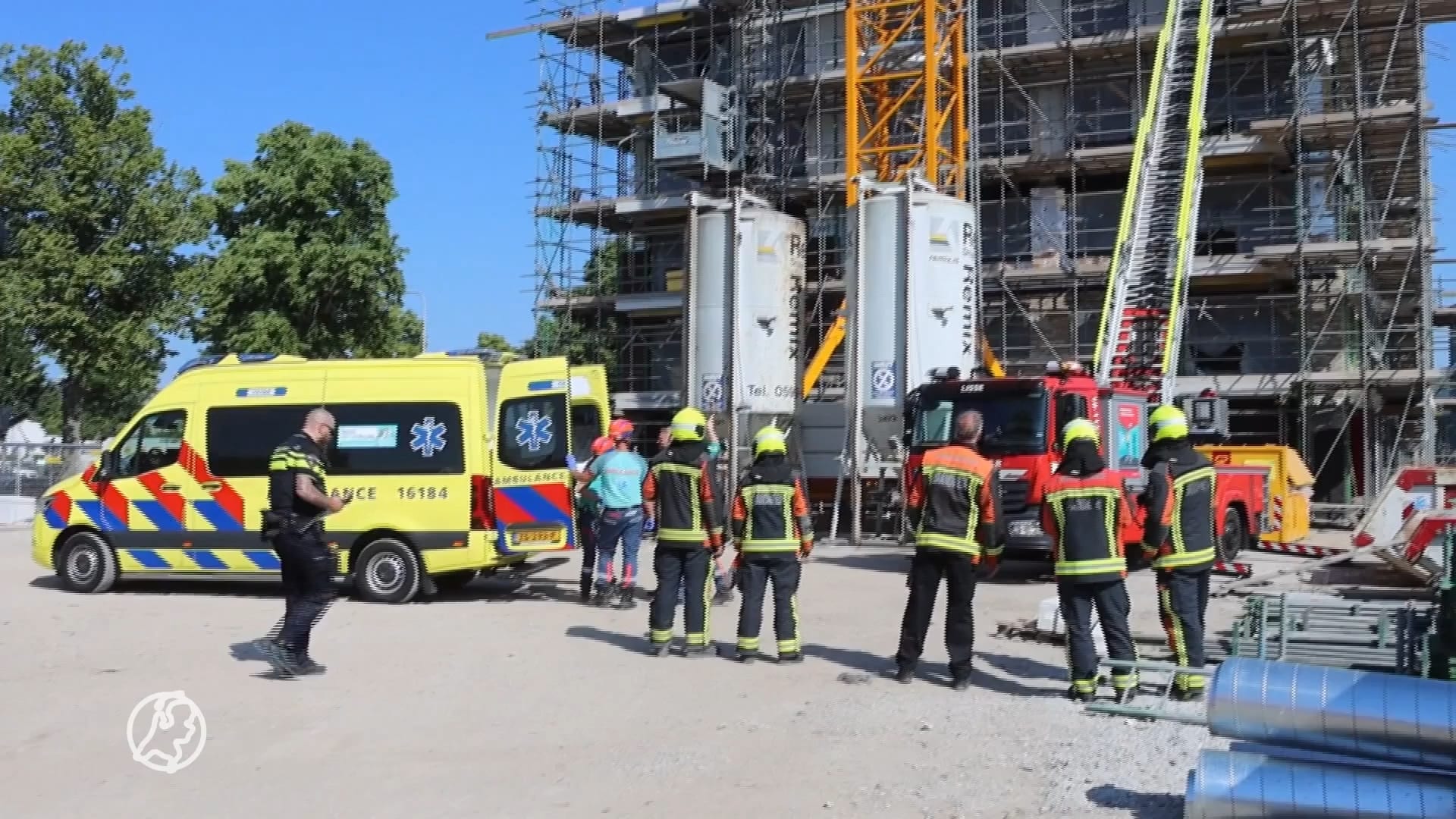 Betonblok valt op bouwvakker, hulpdiensten rukken massaal uit