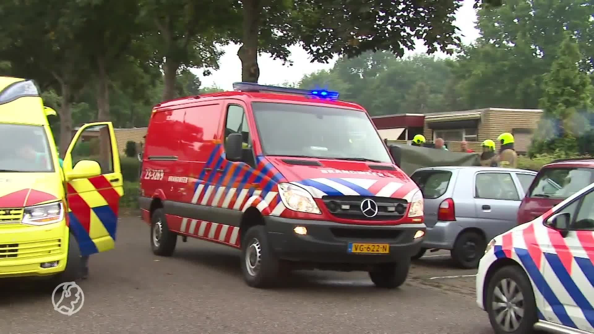 Hulpdiensten halen bewusteloze bewoonster uit brandende woning