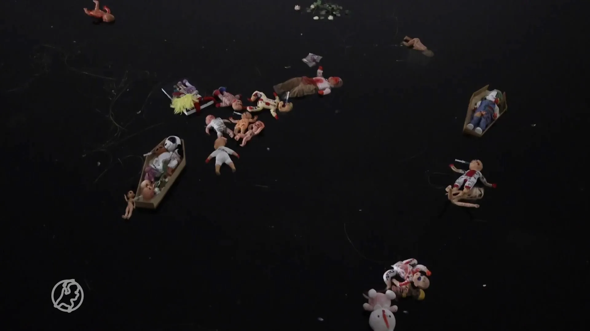 'Bebloede' babypoppen drijven in Hofvijver in Den Haag