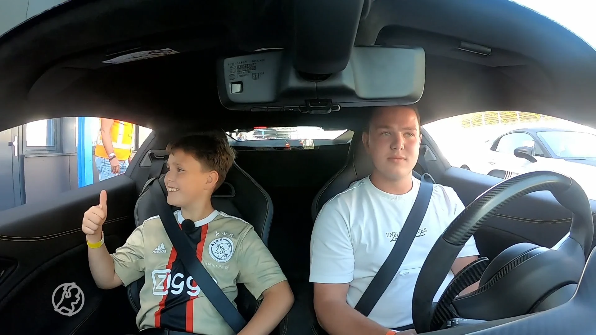 Even alle zorgen vergeten: zieke kinderen scheuren over circuit TT Assen