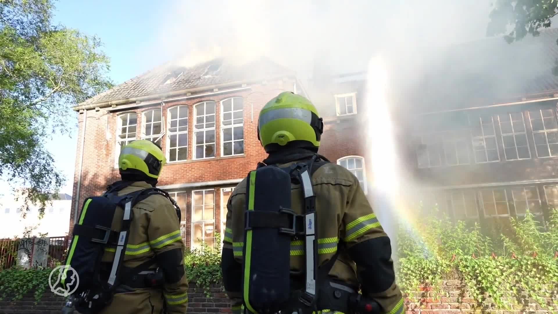 Vlammen slaan uit het dak bij grote brand monumentaal pand in Oss