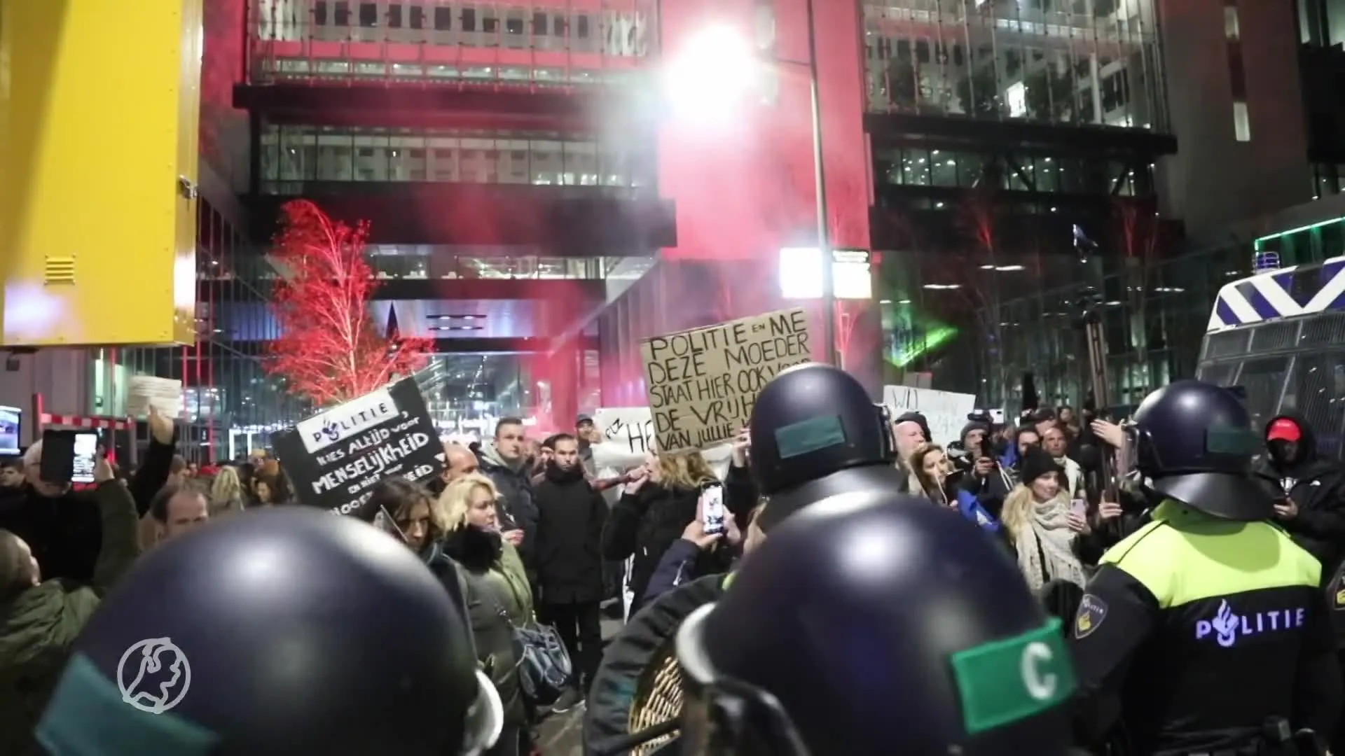 Demonstranten bekogelen agenten tijdens persconferentie, waterkanon ingezet