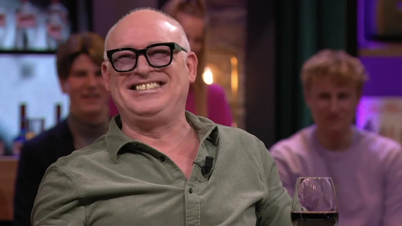 René lacht om outfit Co Stompé bij Viaplay: 'Dit kan écht niet!'