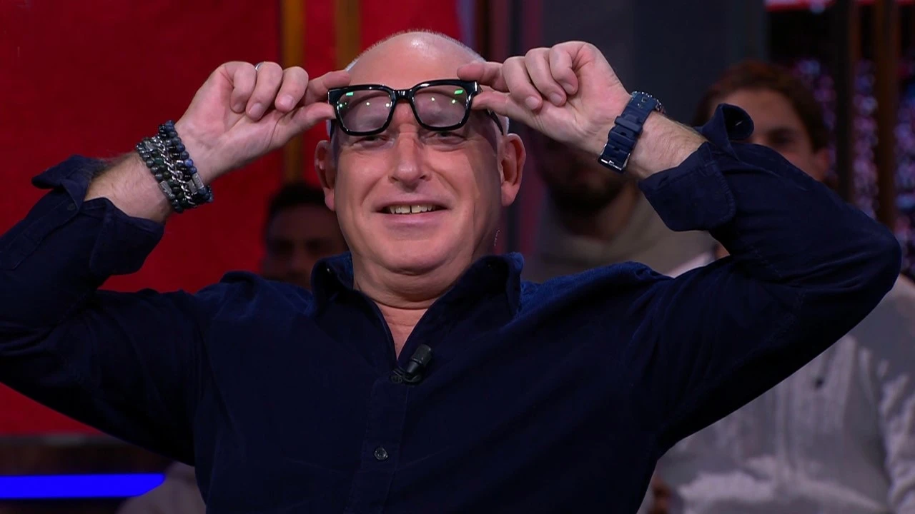 René onderbreekt Chris: 'Sorry, ik zie daar een meisje met een héél kort broekje'