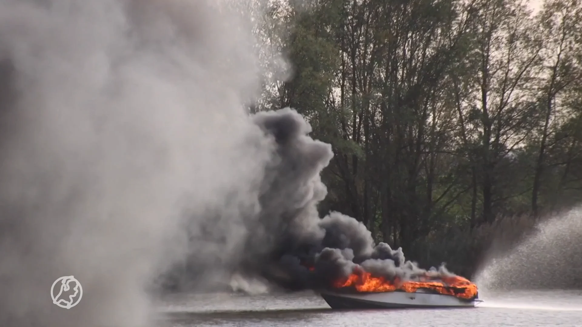 Plezierjacht met twee opvarenden in brand op de Lek