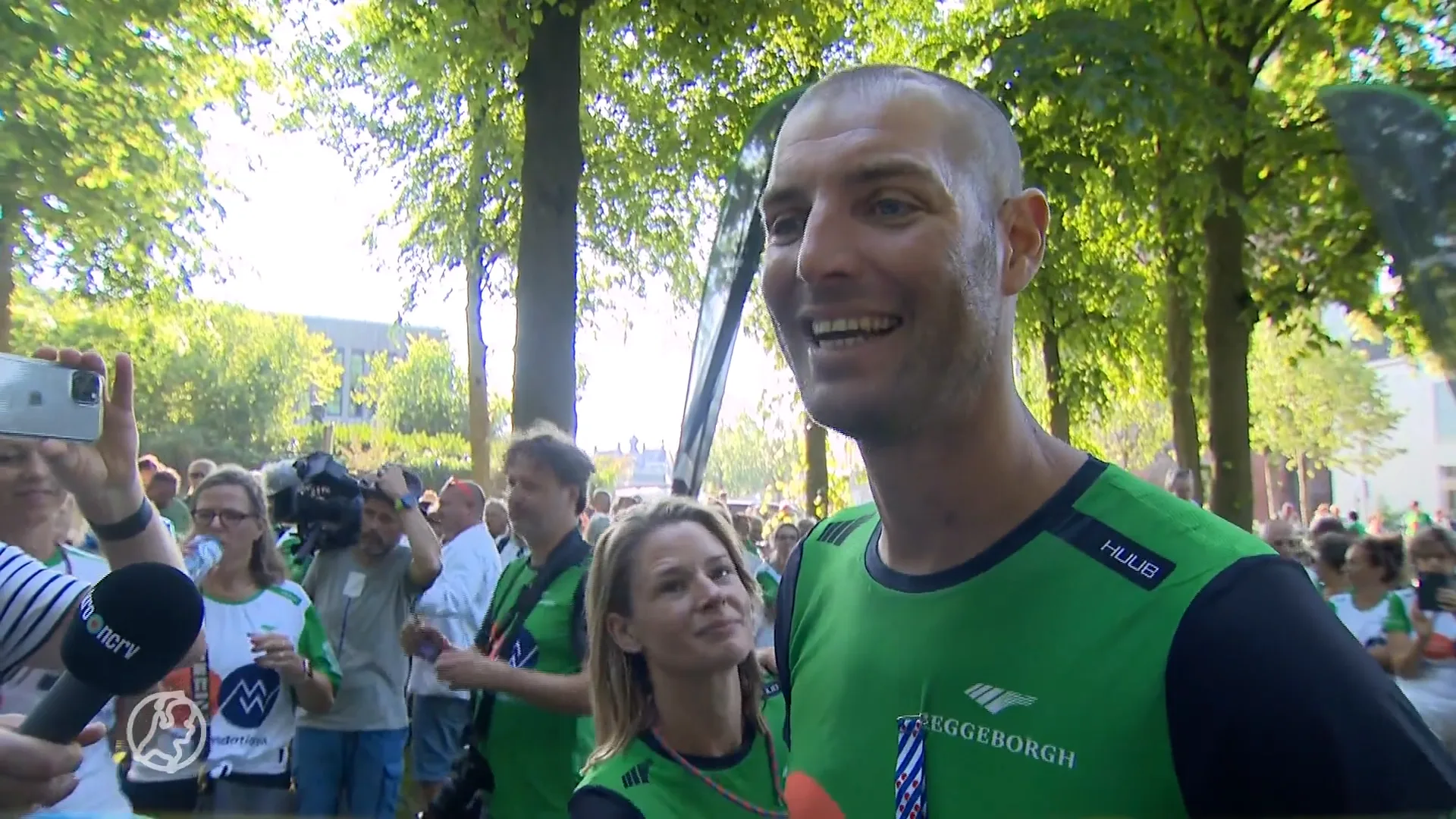 Van der Weijden finisht in elfstedentriatlon: ruim 3,7 miljoen opgehaald