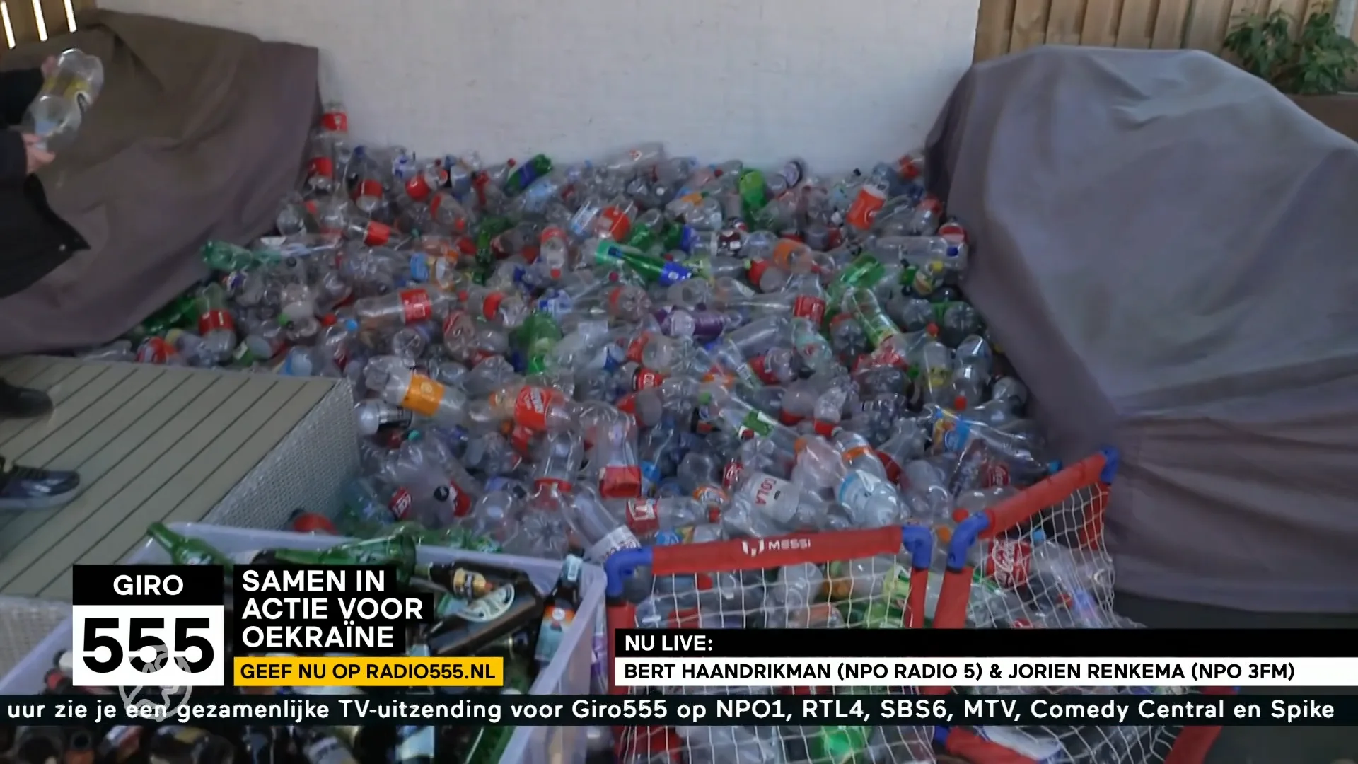 Kinderen zamelen statiegeldflessen in voor Giro 555