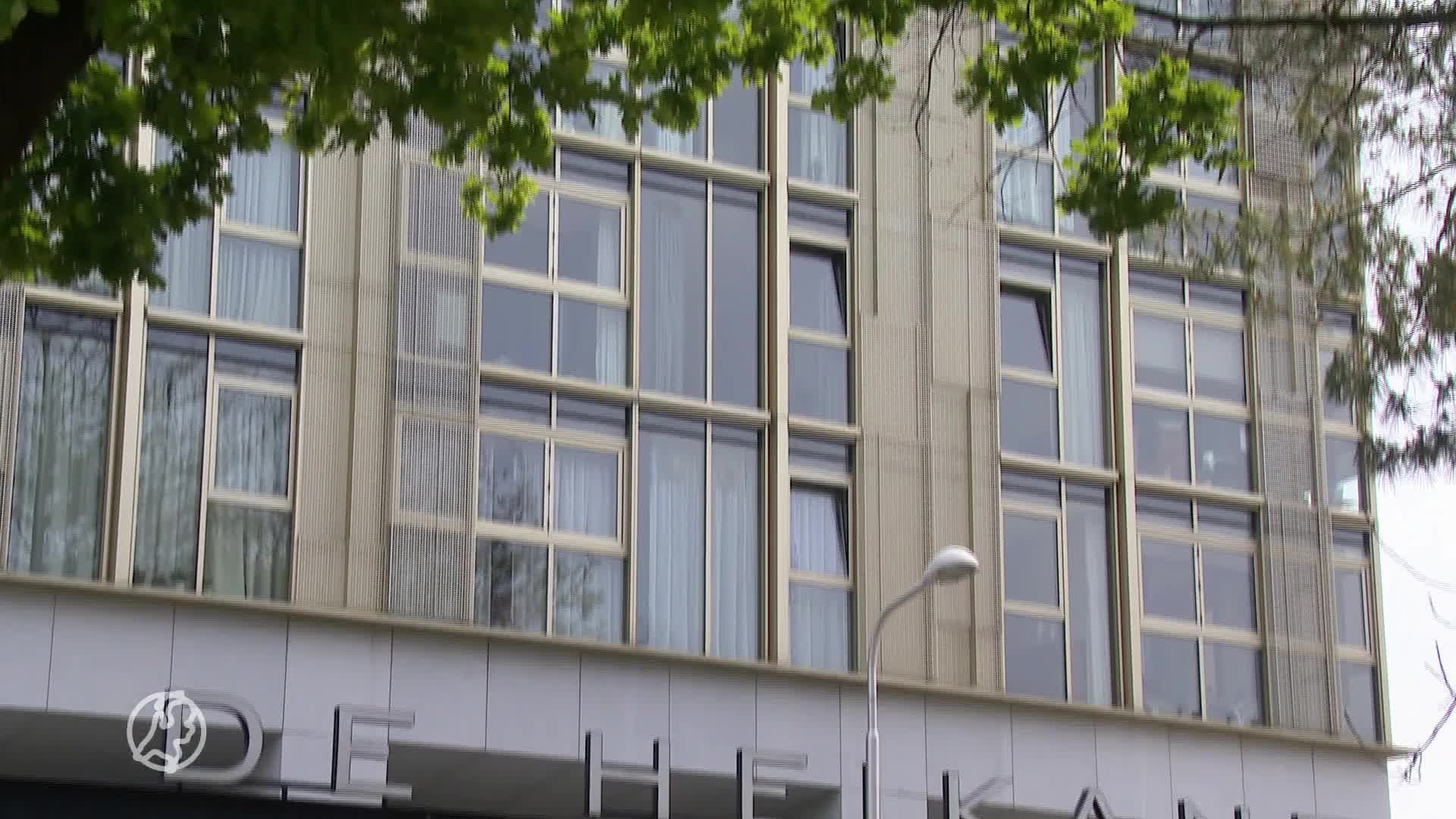 Dief besteelt hoogbejaarde ouderen in zorginstelling: 'De plastic armband zat aan haar arm gelijmd'