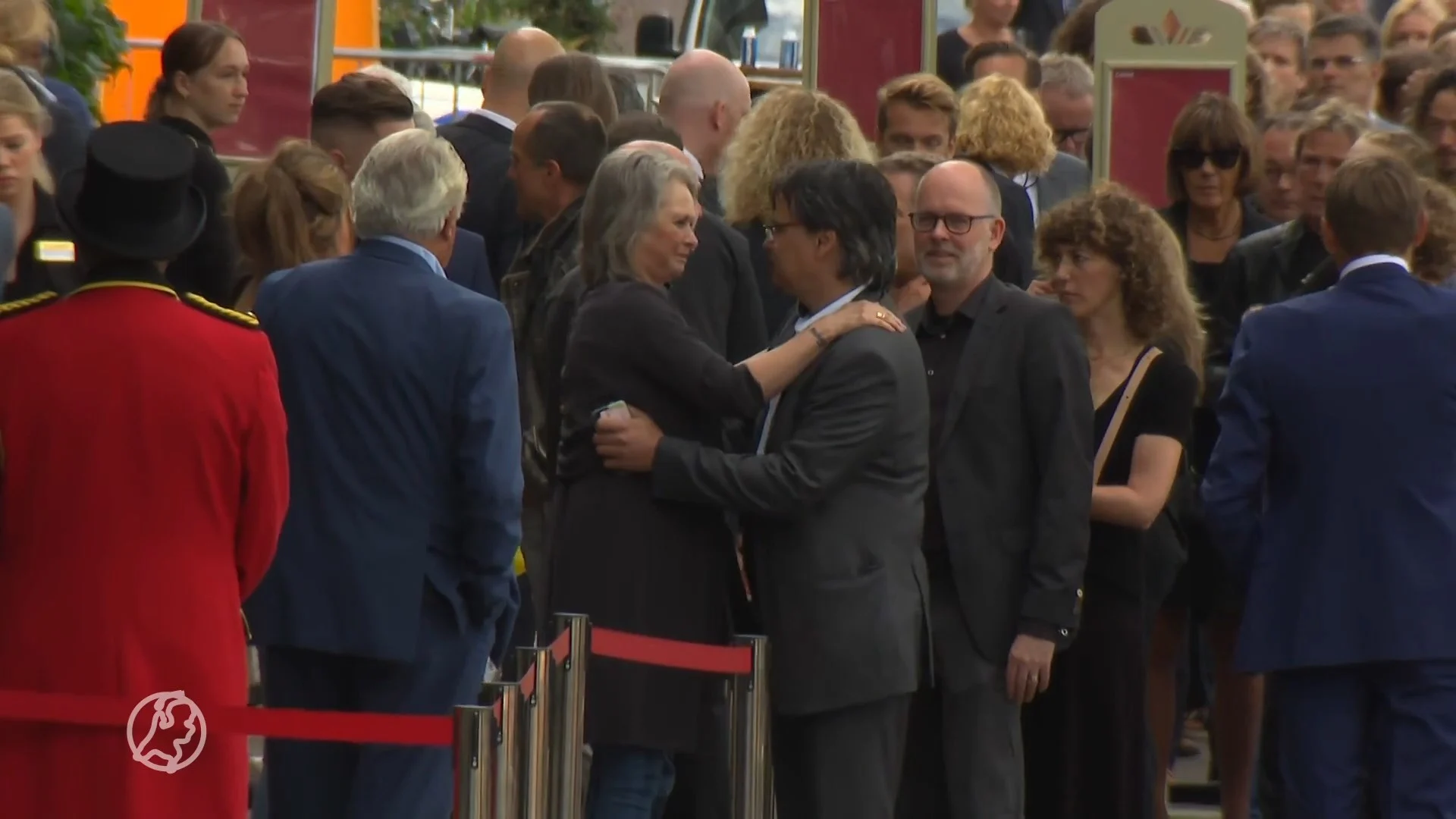 Gasten arriveren bij besloten afscheid van Peter R. de Vries