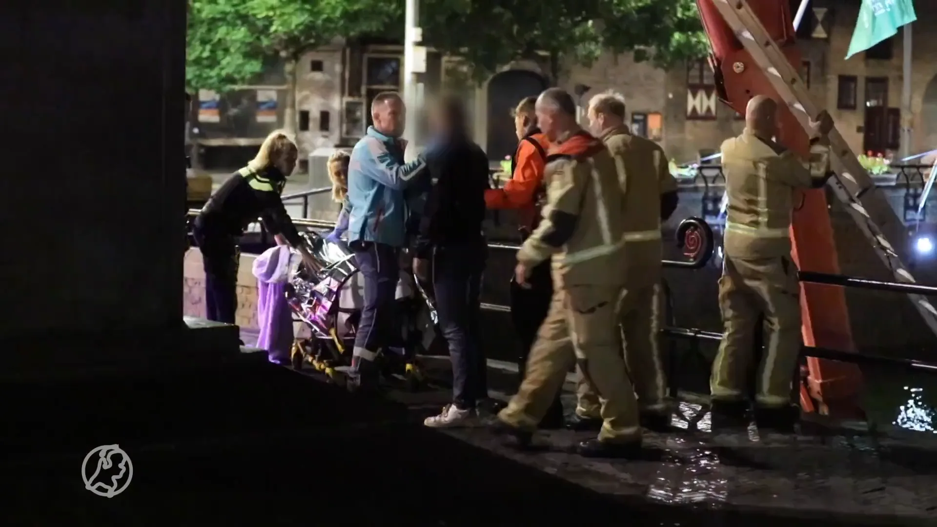 Man ligt uren in Haagse Hofvijver tijdens ontgroening