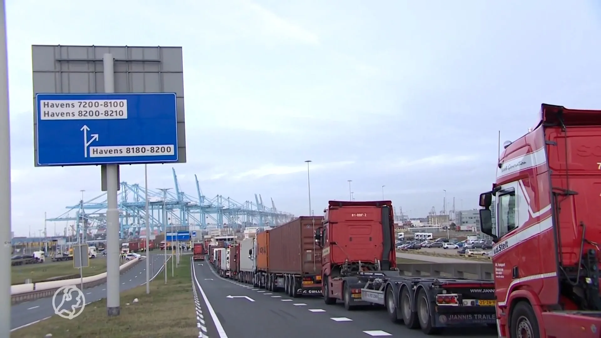 Havenwerkers Rotterdam voeren protest tegen 2G-beleid en veroorzaken urenlange file