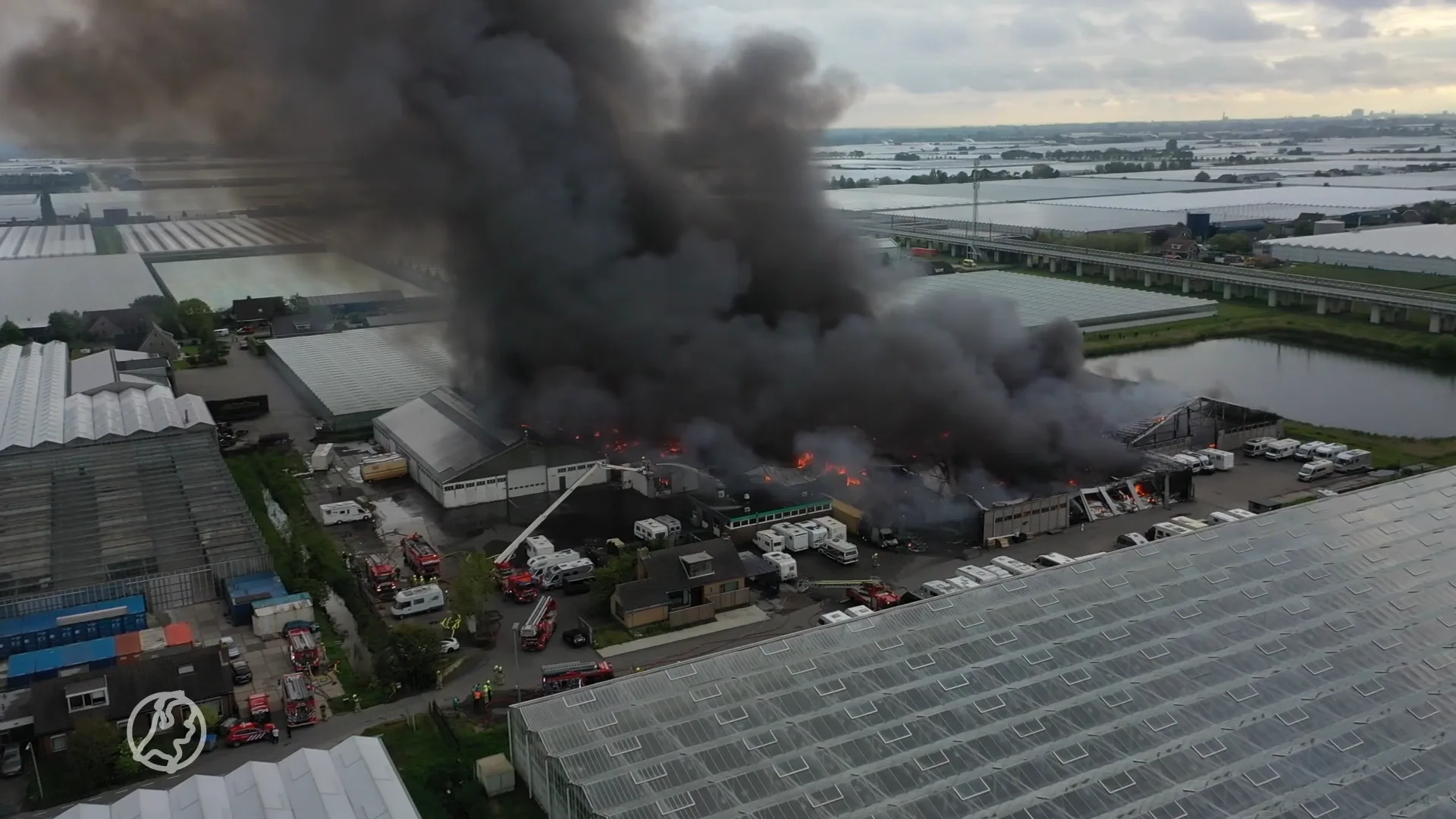 Grote brand bij caravanstalling Bleiswijk, zwarte rook in omgeving te zien