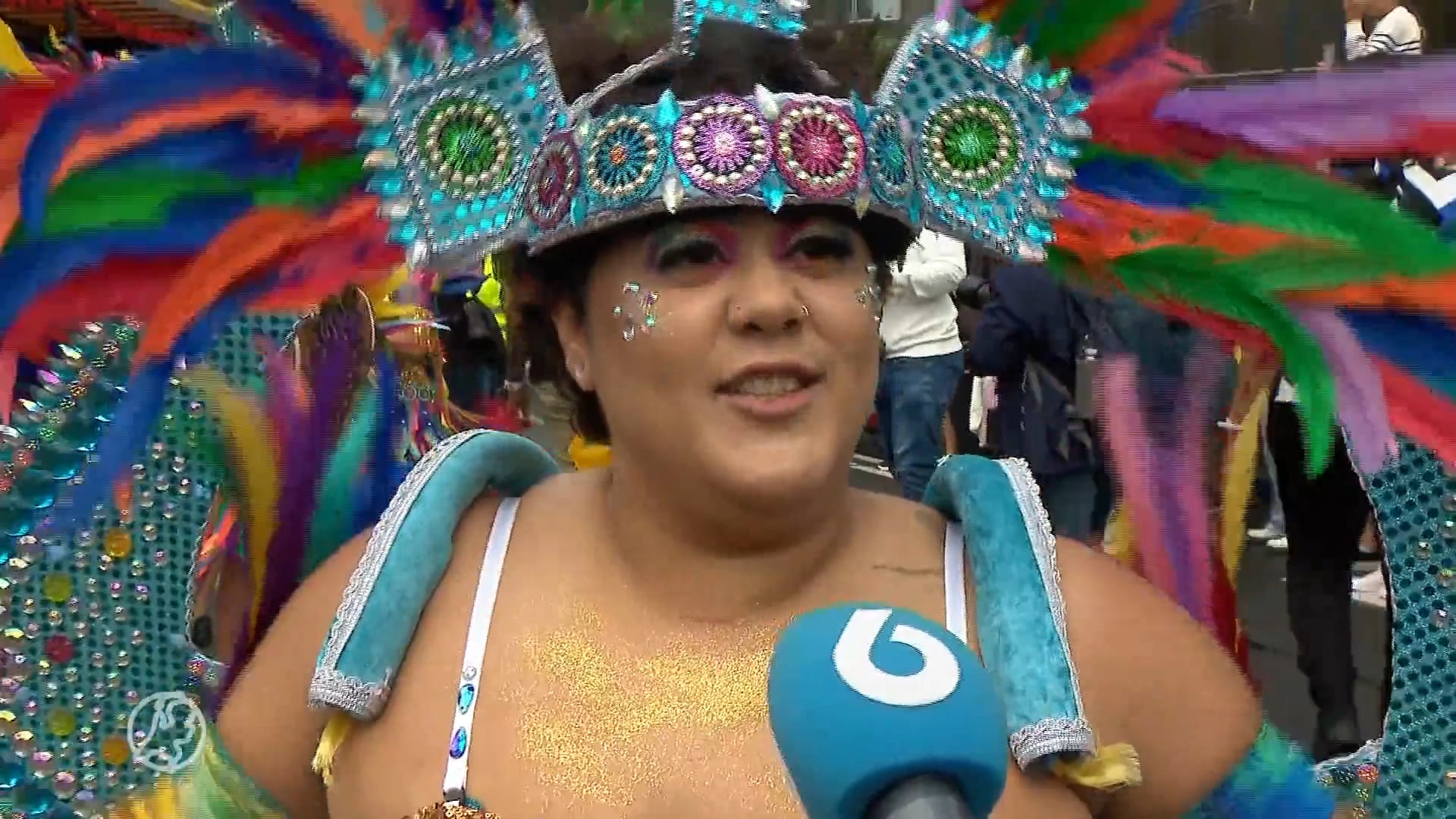 Feestende mensen dansen tijdens Zomercarnaval Rotterdam