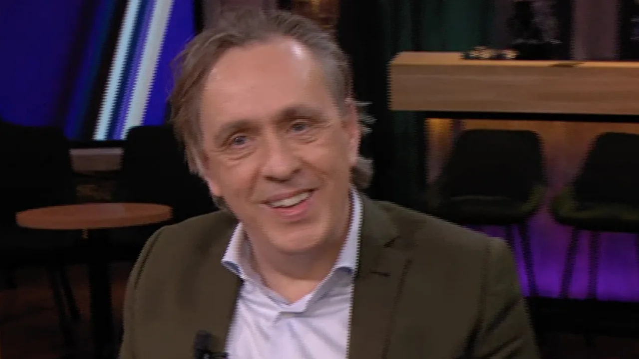 Unieke beelden: Marcel van Roosmalen toont glimlach tijdens 'In de wandelgangen'