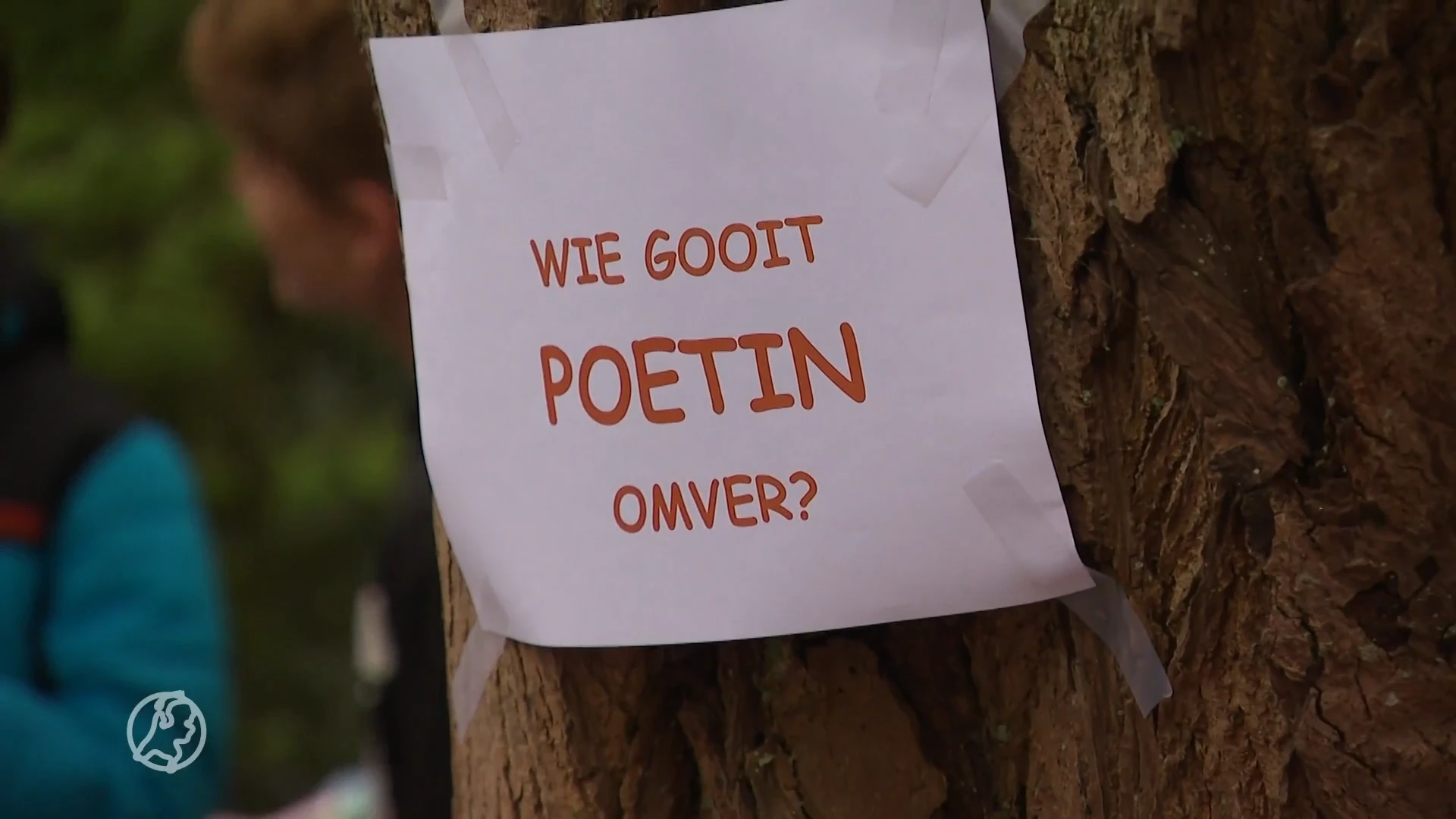 Amsterdamse kinderen werpen Poetin omver