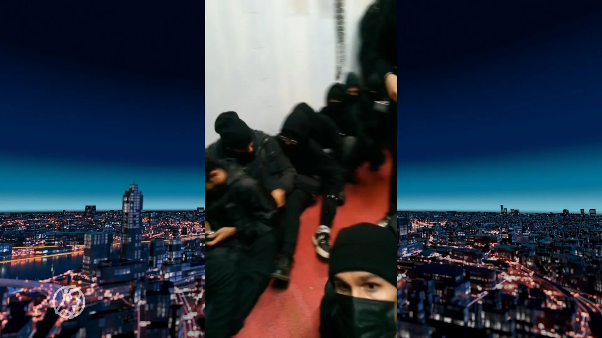 Dierenrechtenactivisten ketenen zich vast in kalverslachterij Apeldoorn