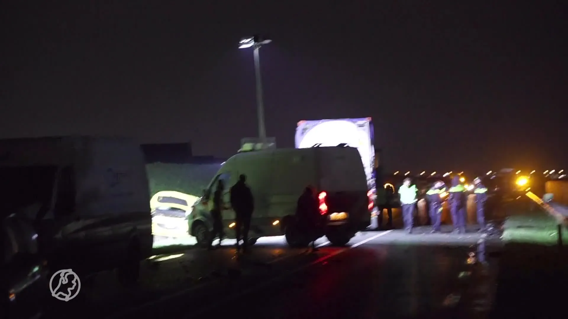 Man overleden door ongeluk met vrachtwagen en meerdere auto's