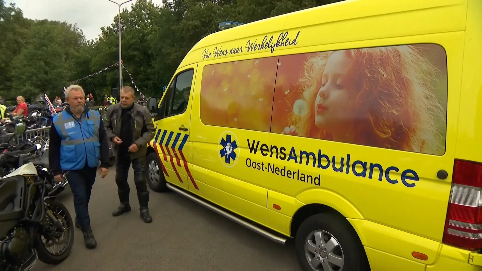 Indrukwekkend eerbetoon bij Wens Ambulance