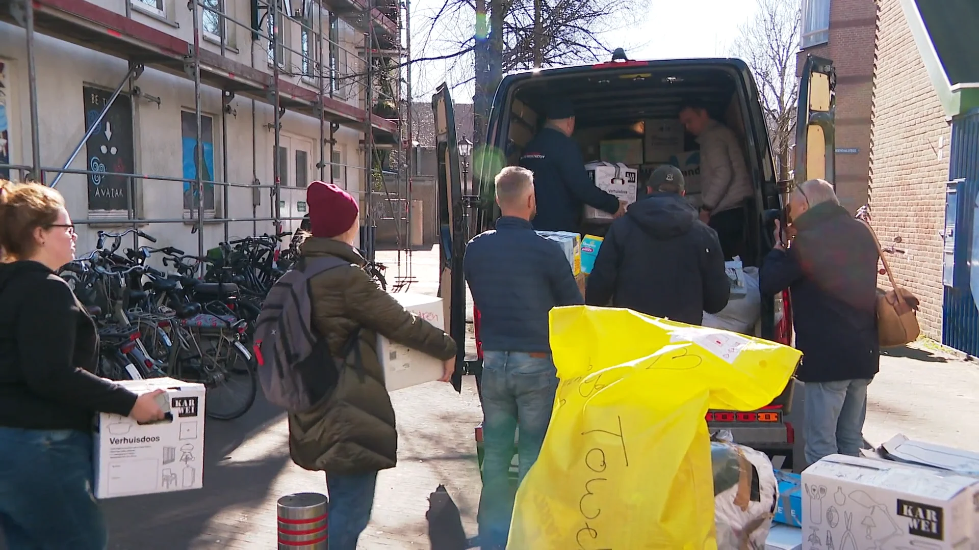 Haarlemmers staan in de rij om spullen aan Oekraïne te doneren