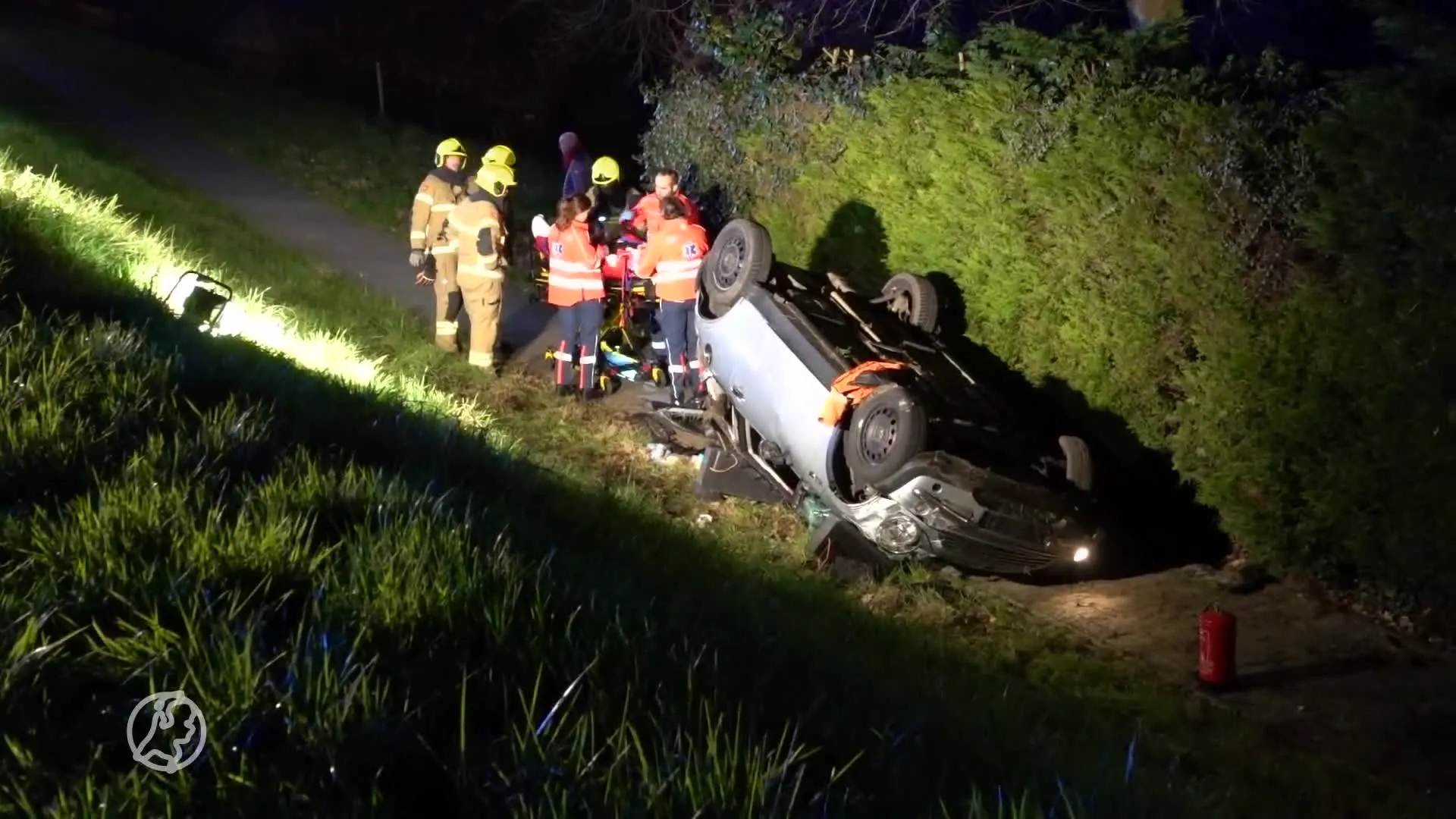 Auto rijdt van dijk en slaat meerdere keren over de kop, vier inzittenden gewond