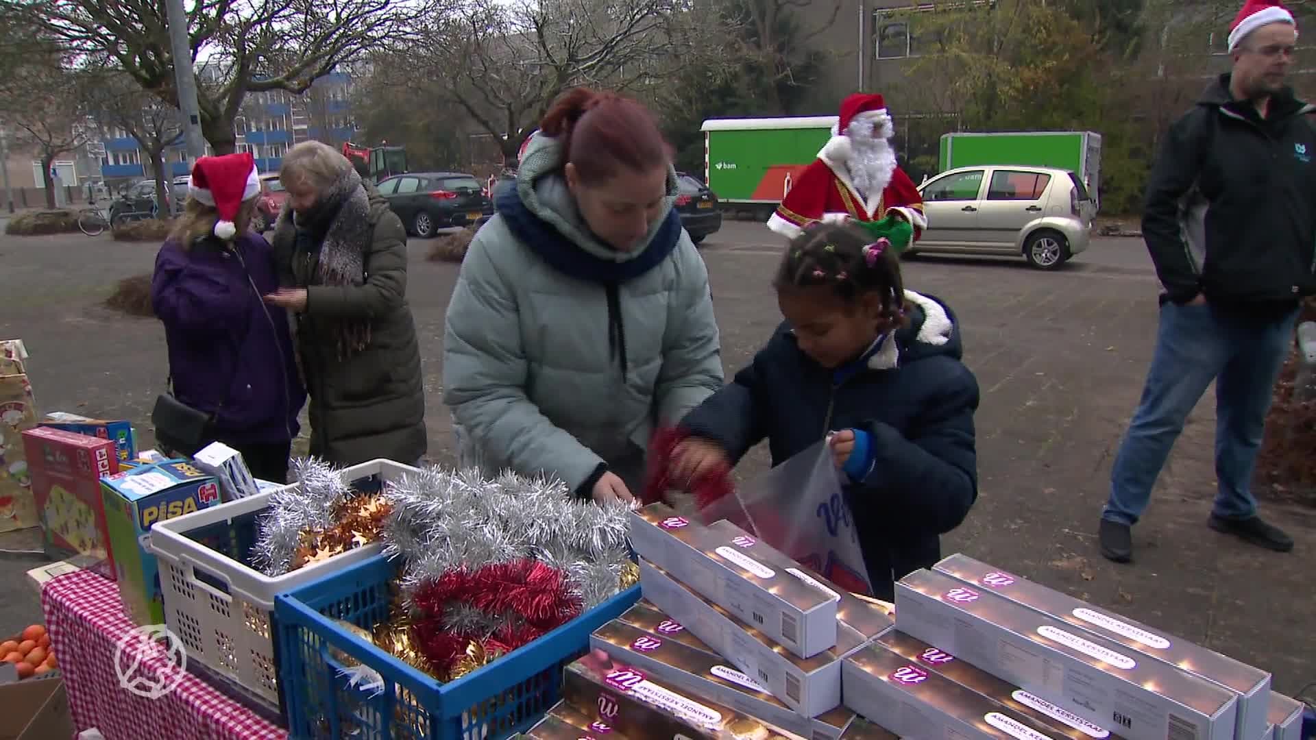 Ondernemers delen gratis kerstbomen uit aan mensen die er zelf geen kunnen betalen