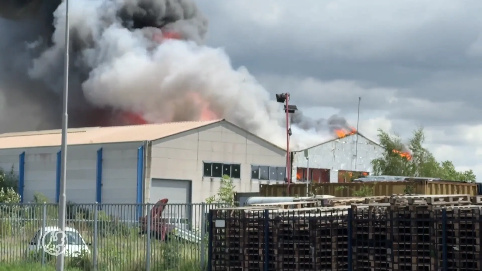 Enorme uitslaande brand in Eygelshoven, waarschuwing om rookontwikkeling