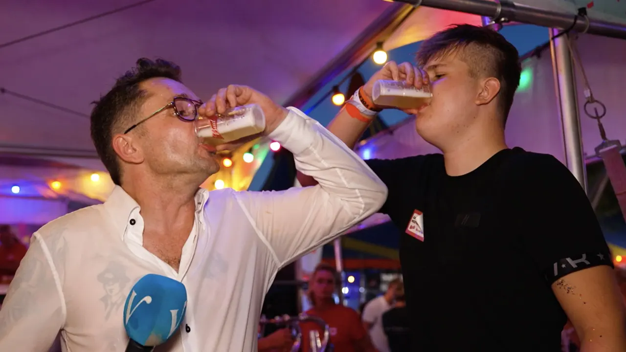 Tom Staal bezoekt kermis in Volendam: 'Jij bent echt een vakman!'