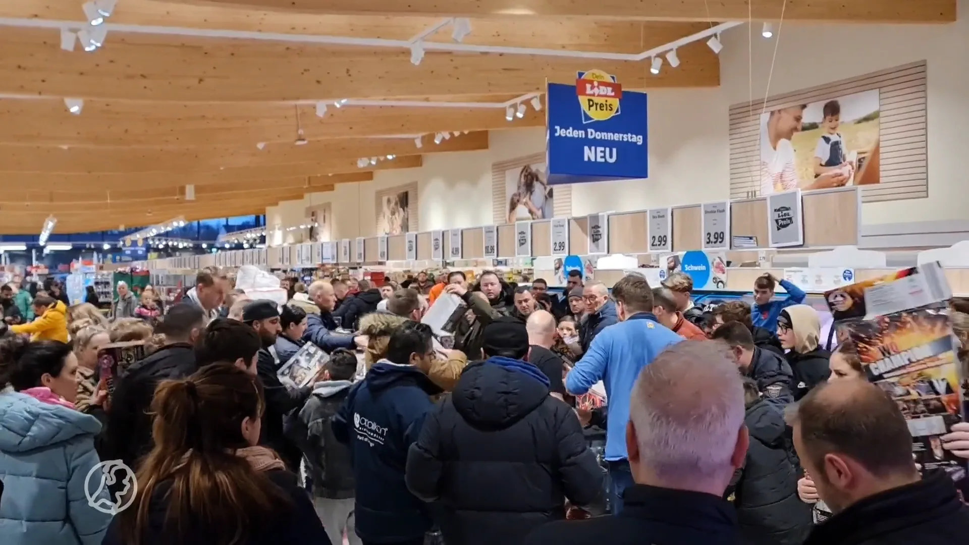 Nederlanders massaal in de rij voor Duits vuurwerk, schappen in twee minuten leeg