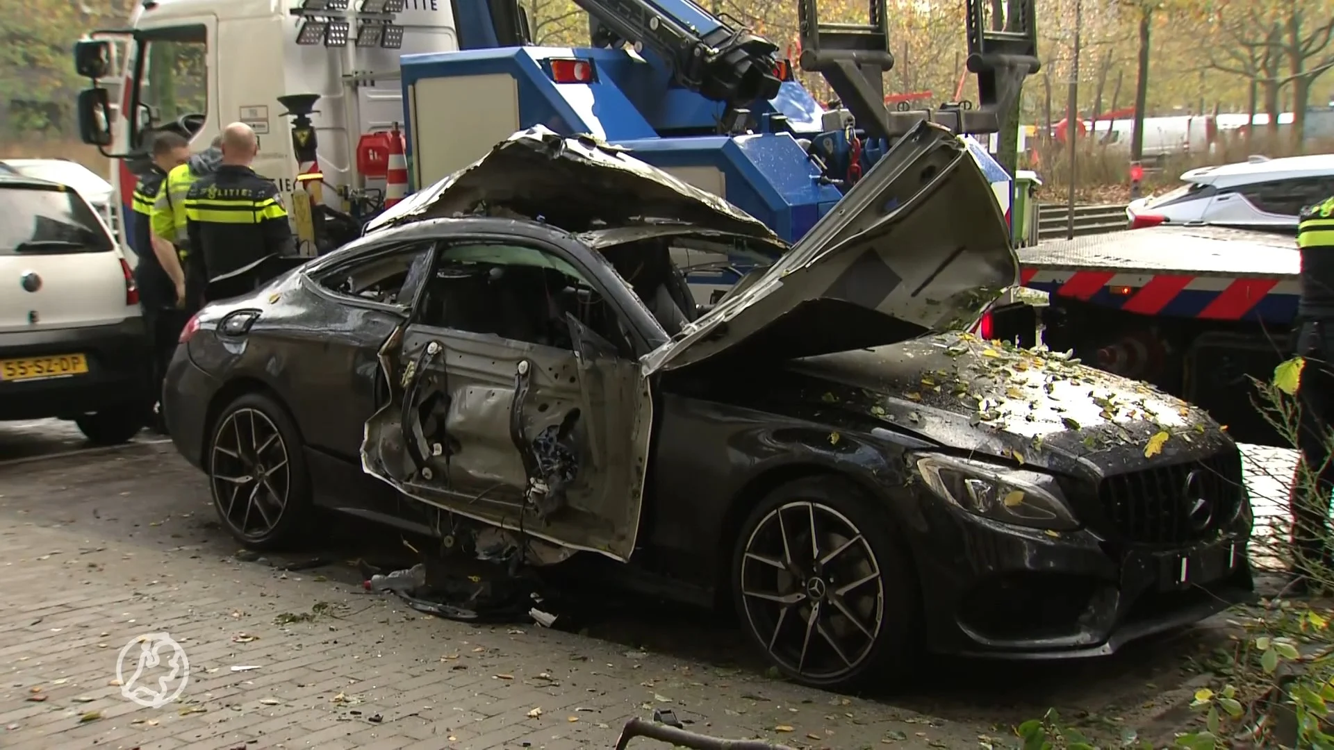 Auto explodeert in Amsterdam: dak volledig weggeblazen