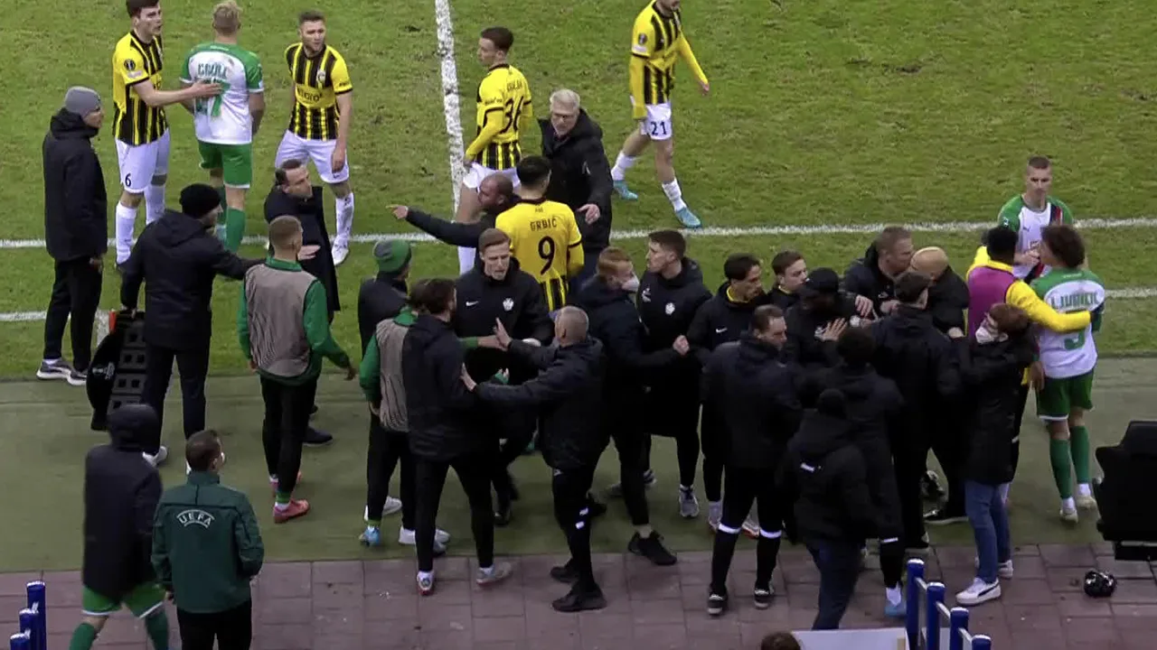 Opstootje tussen spelers Vitesse en Rapid Wien na snoeiharde tackle