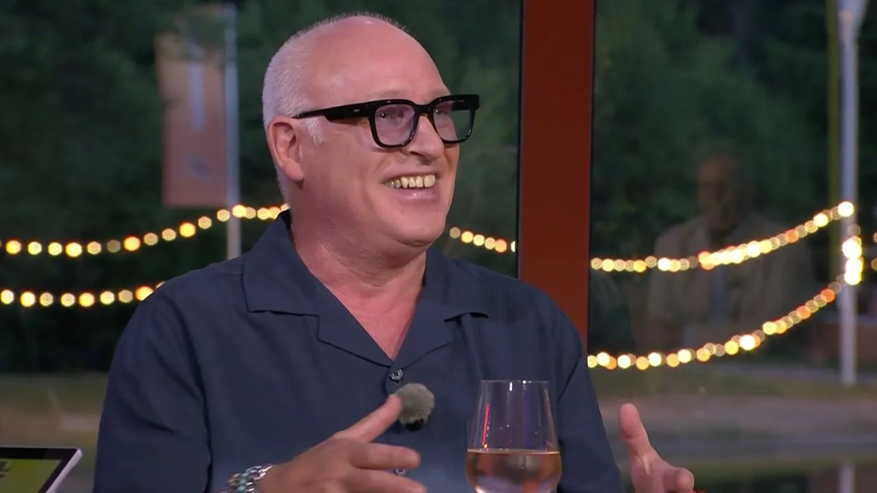 René recenseert seksspeeltje: ‘Er hangt 3 kilo aan je piemel!’