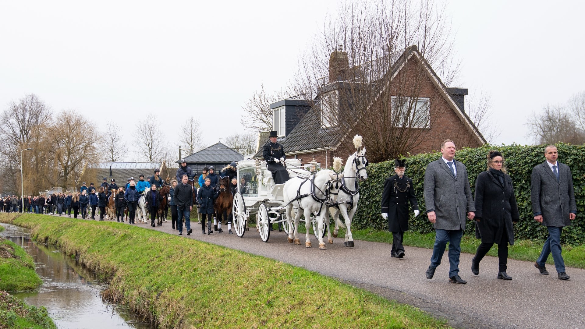 Familievriend Wilbert vertelt over uitvaart van Esmee (14)