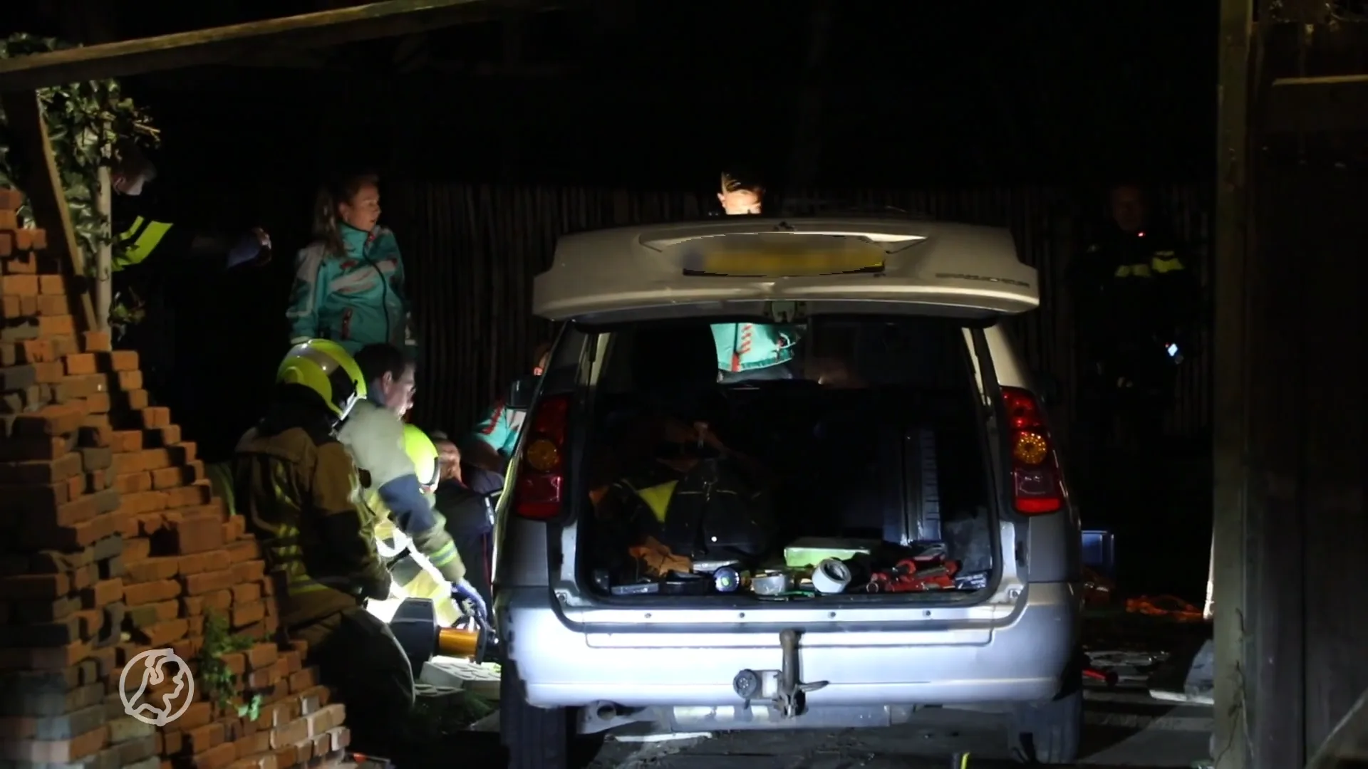 Krik schiet los, man komt onder auto terecht