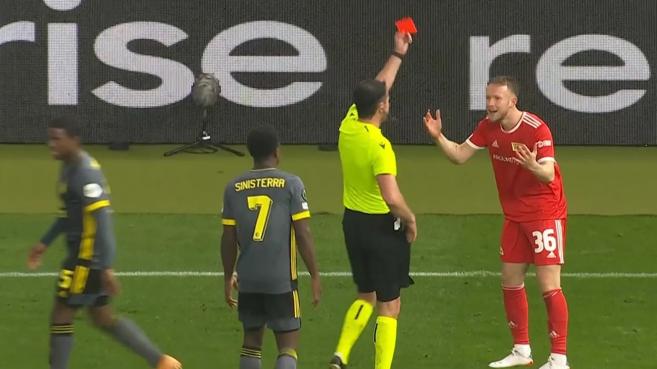 ROOD: Union Berlin pakt twee rode kaarten in één minuut