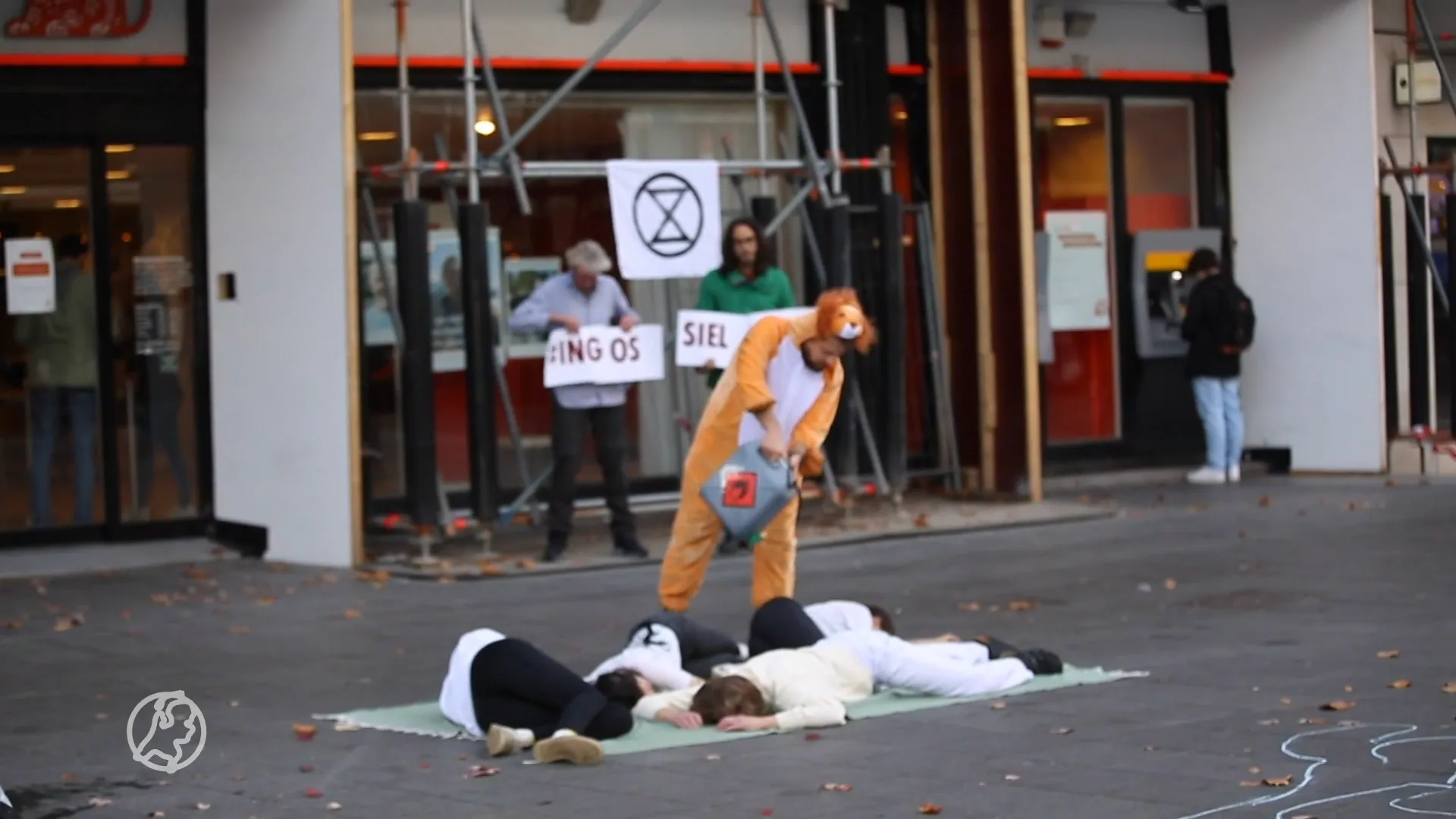 Extinction Rebellion protesteert bij twaalf ING-kantoren