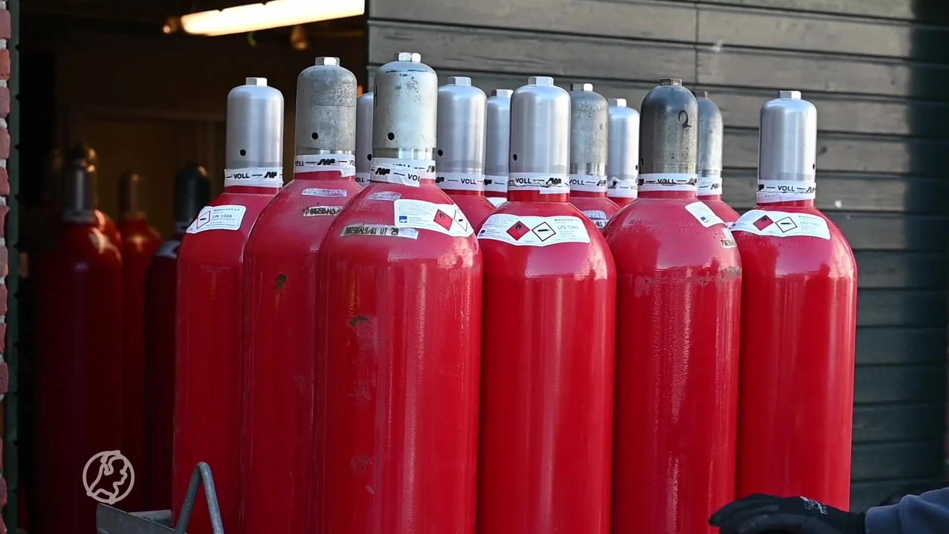 Woonwijk Tilburg opgeschrikt door vondst gasflessen en automatische vuurwapens