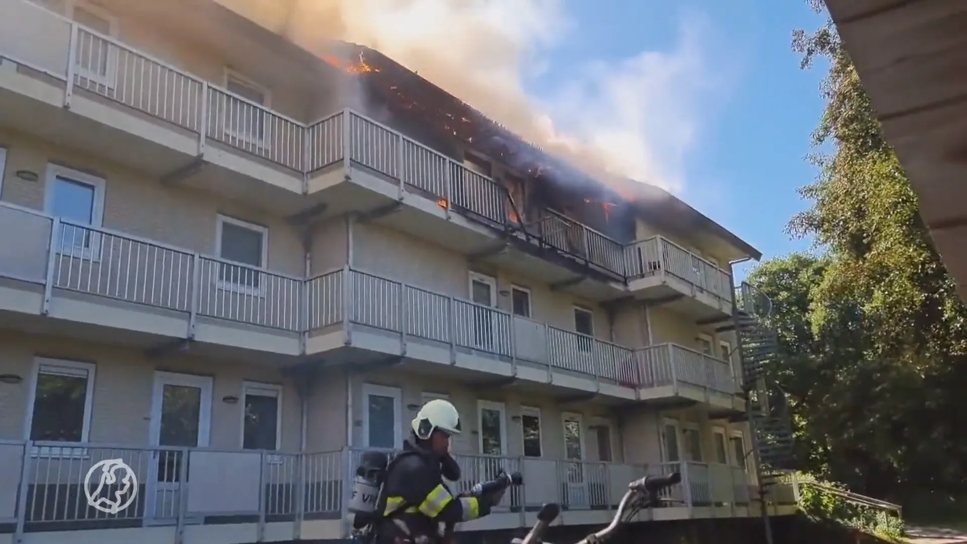 Grote brand verwoest appartementencomplex Vlieland