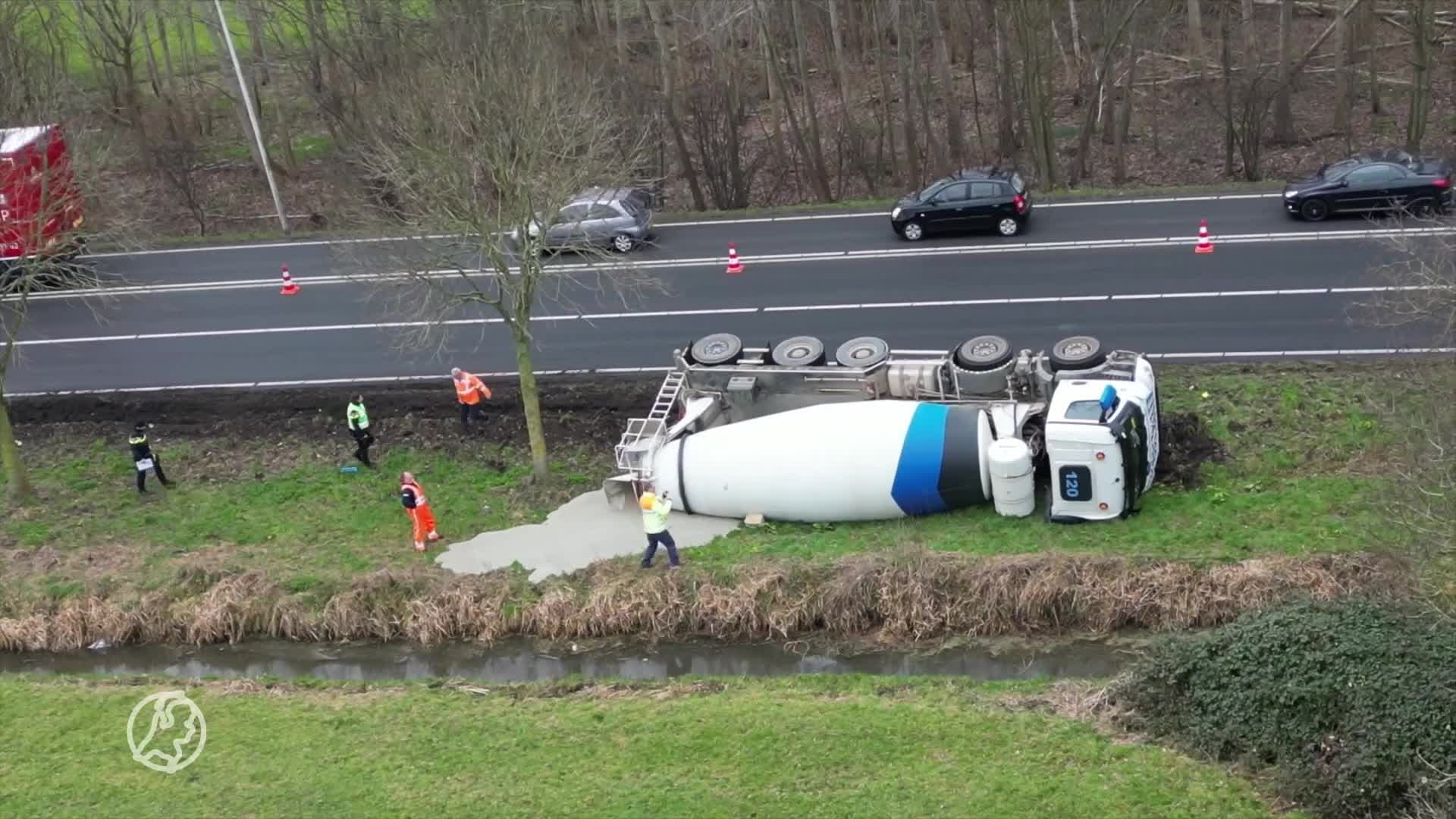 Betonwagen kantelt bij Leiden en stroomt leeg in berm