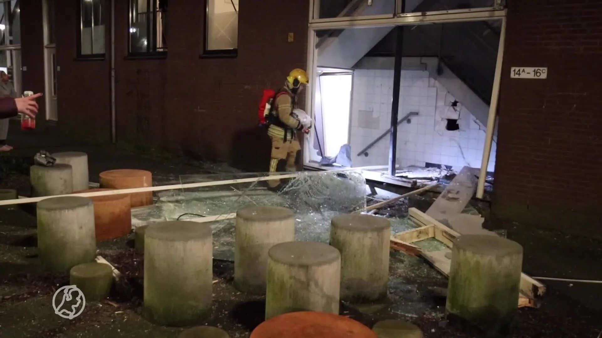 Ravage na explosie Rotterdam, ruiten door heel de straat gesneuveld