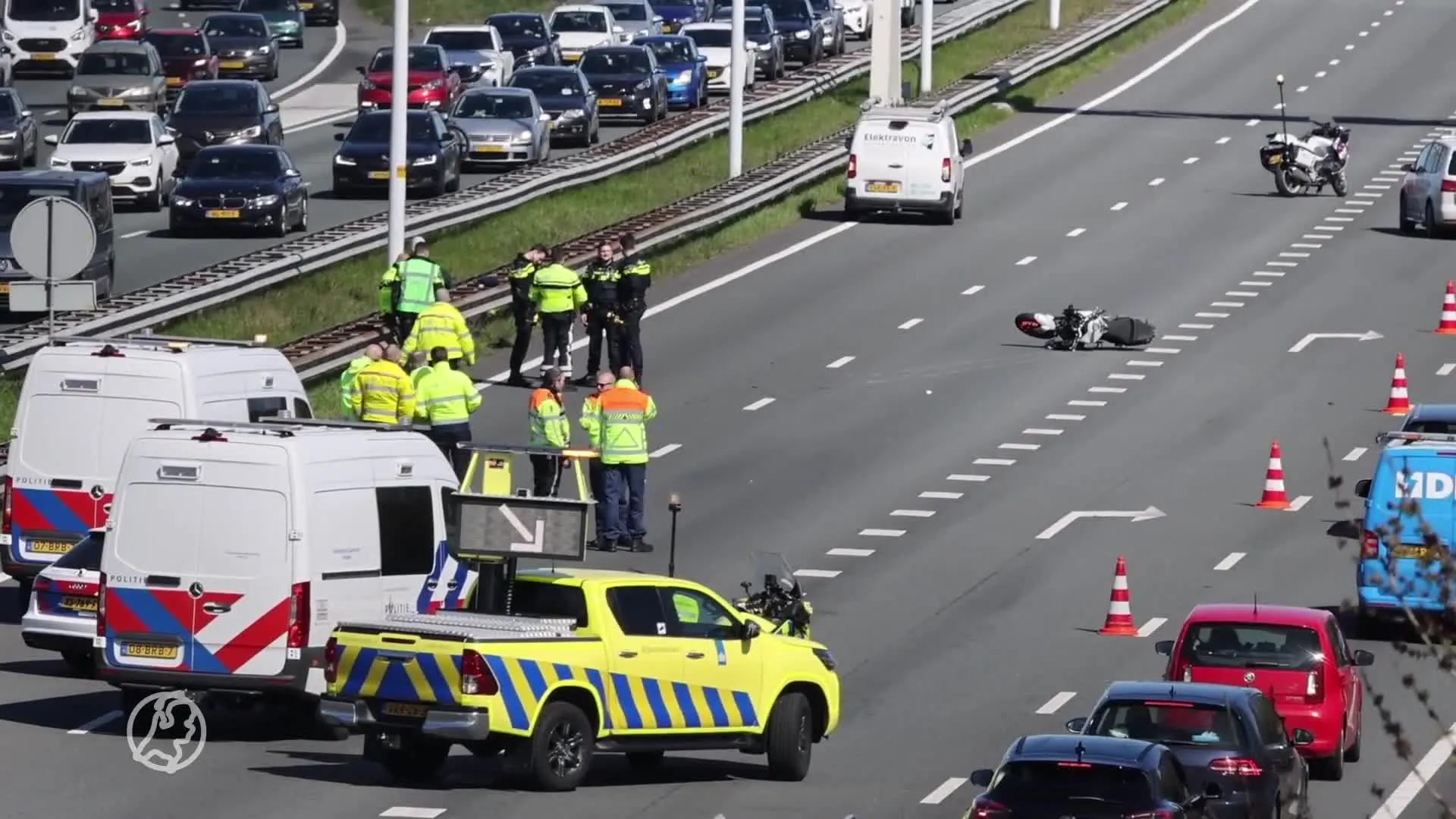 Traumahelikopter kan niet landen op snelweg omdat bestuurders rood kruis negeren