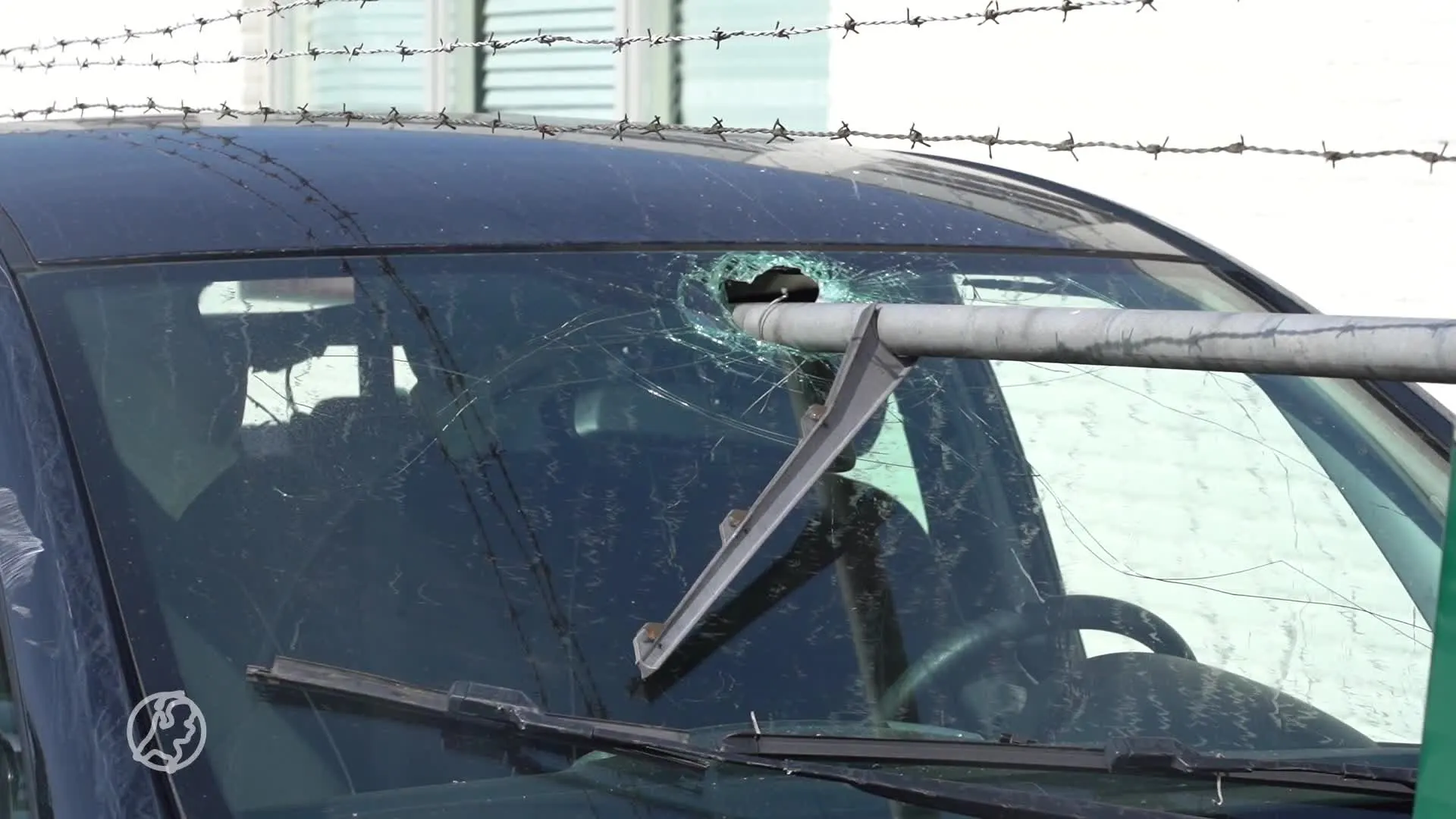 Automobiliste bijna gespietst bij parkeerongeluk tegen hekwerk