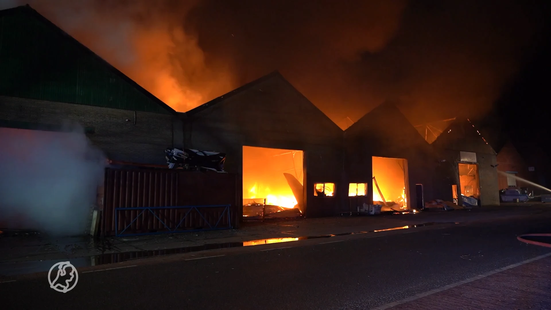 Uitslaande brand bij vier loodsen in Zevenbergen, afzetting vanwege instortingsgevaar