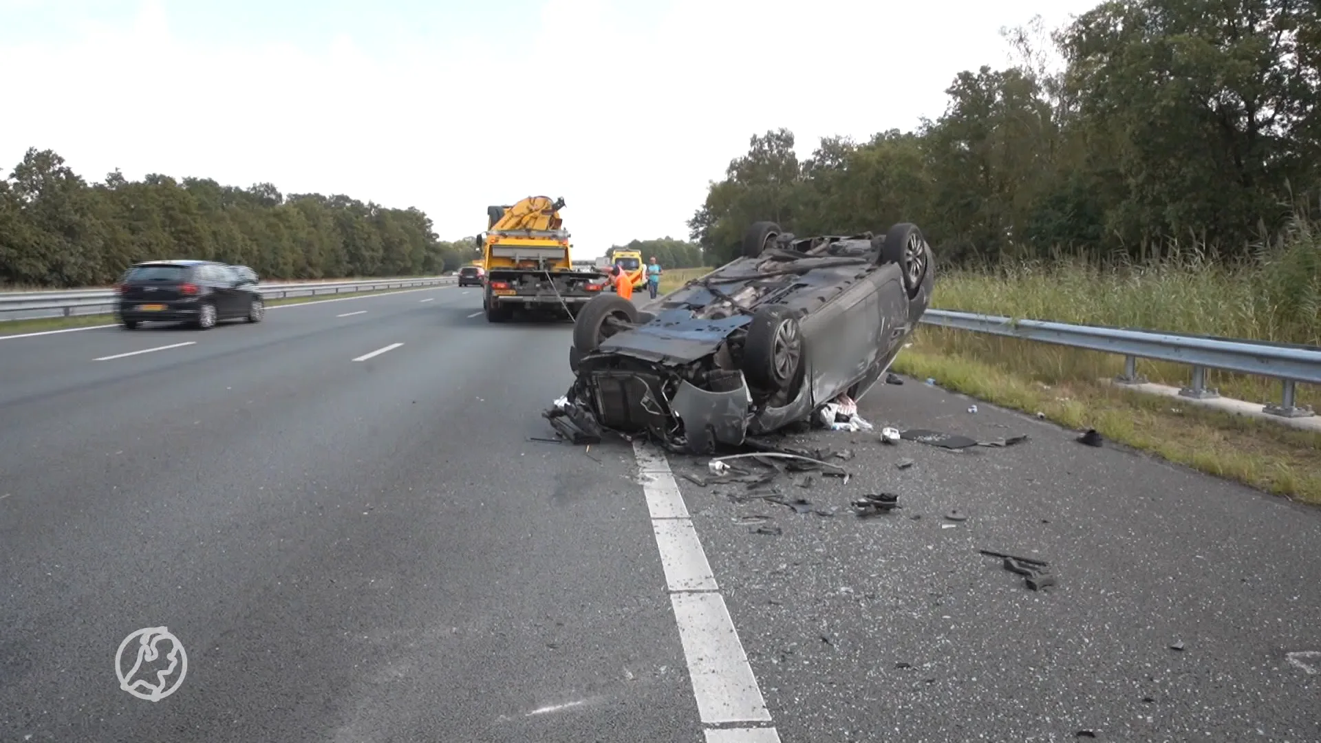 Heftig ongeluk op A1, auto botst tegen vrachtwagen