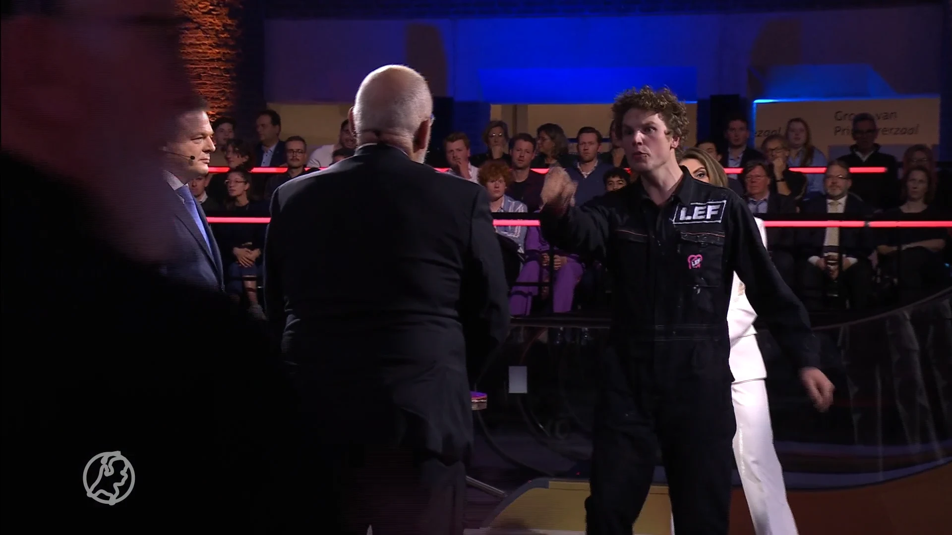 Demonstrant schreeuwt naar lijsttrekkers tijdens slotdebat NOS: 'U bent een saaie man'