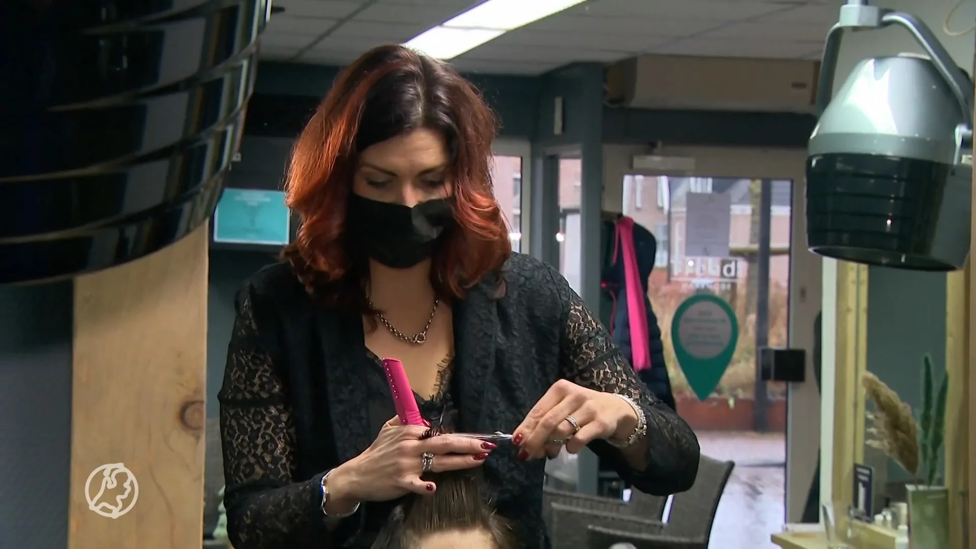 Kapper Petra uit Lisse blijft uit protest open: 'De rek is er uit'