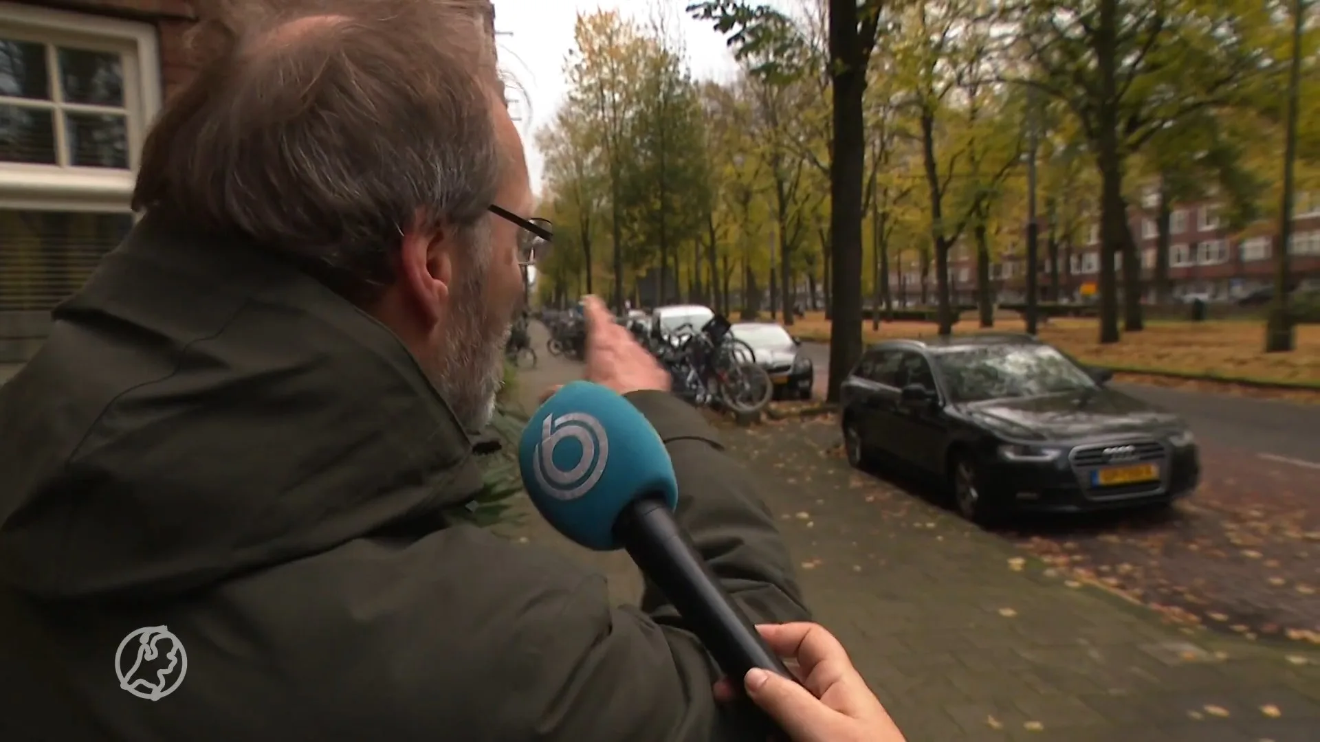 Fietsster geschept in Amsterdam, automobilist rijdt door