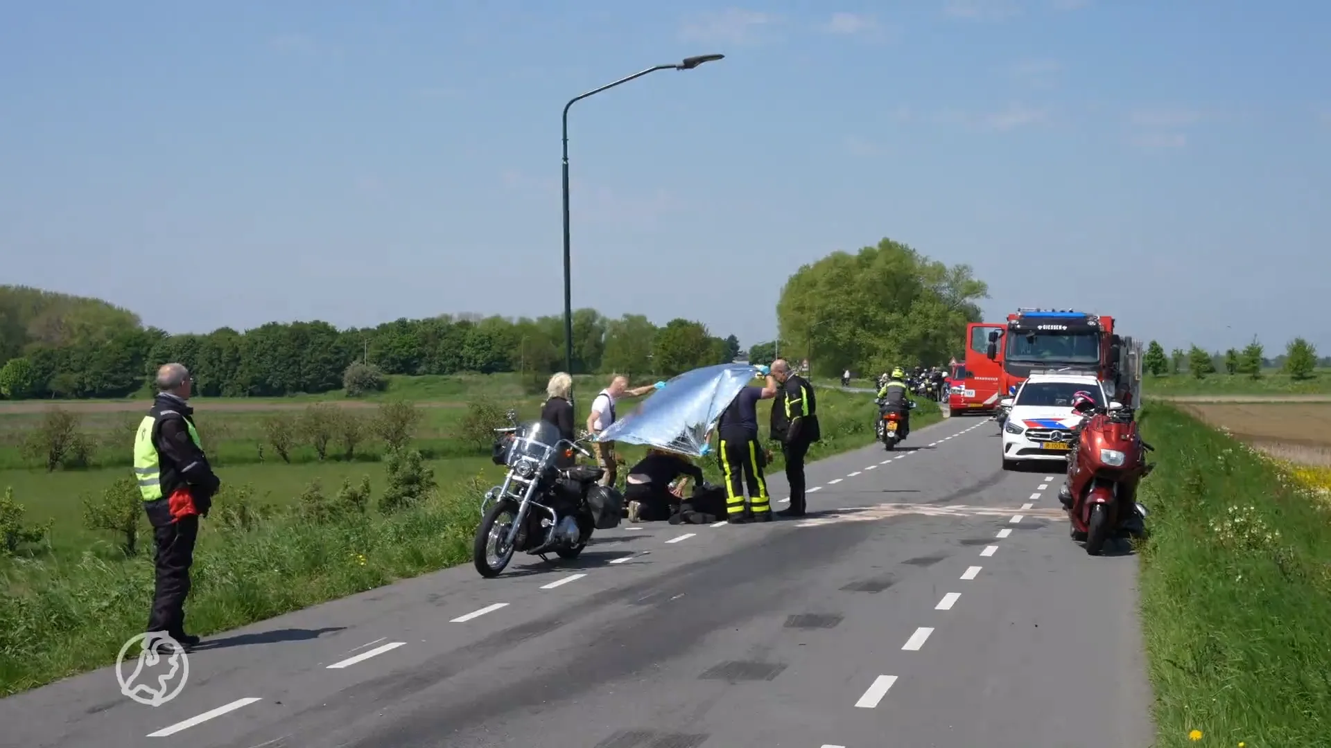 Groepen motorrijders botsen op dijk, meerdere gewonden