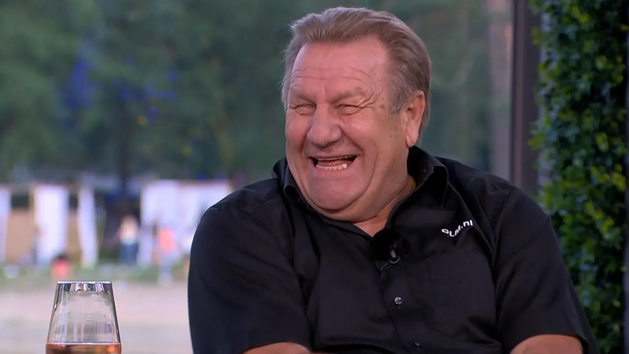 Speciale Feyenoord-cadeaus voor Jan: 'Waardeloze gozer ben je ook!'