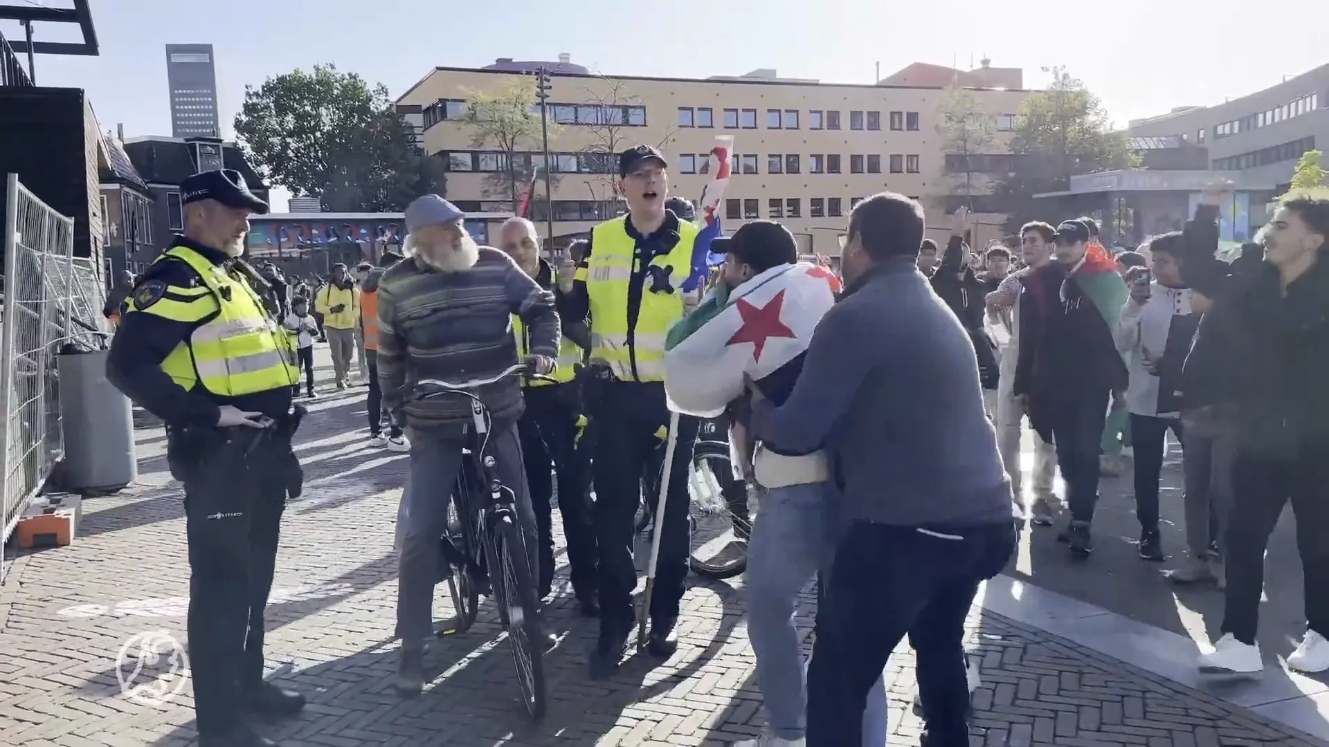 Opstootje bij Palestinademonstratie in Leeuwarden om man met vrijheidsvlag