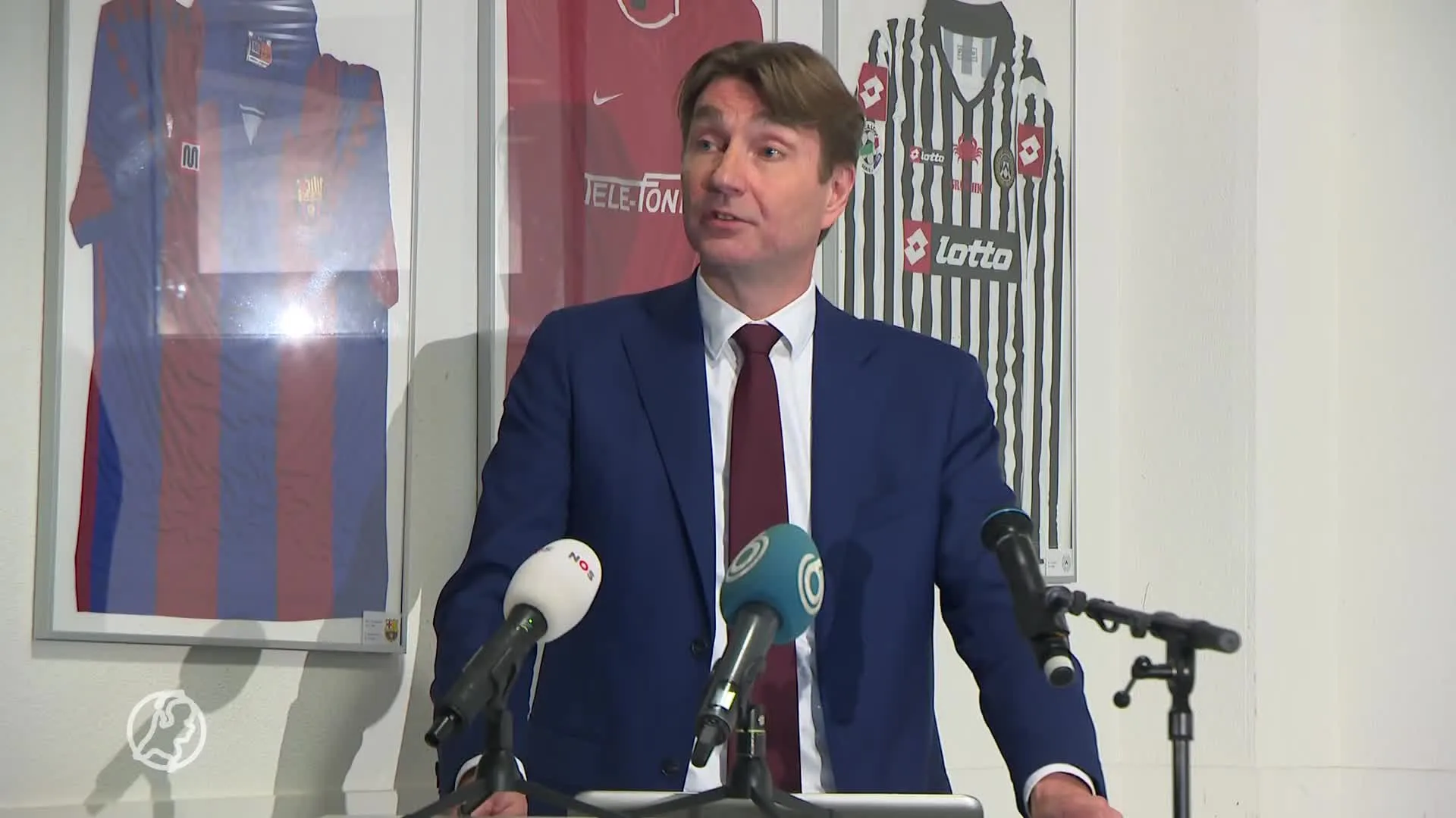 Honderden scheuren in deel van ingestorte tribune NEC